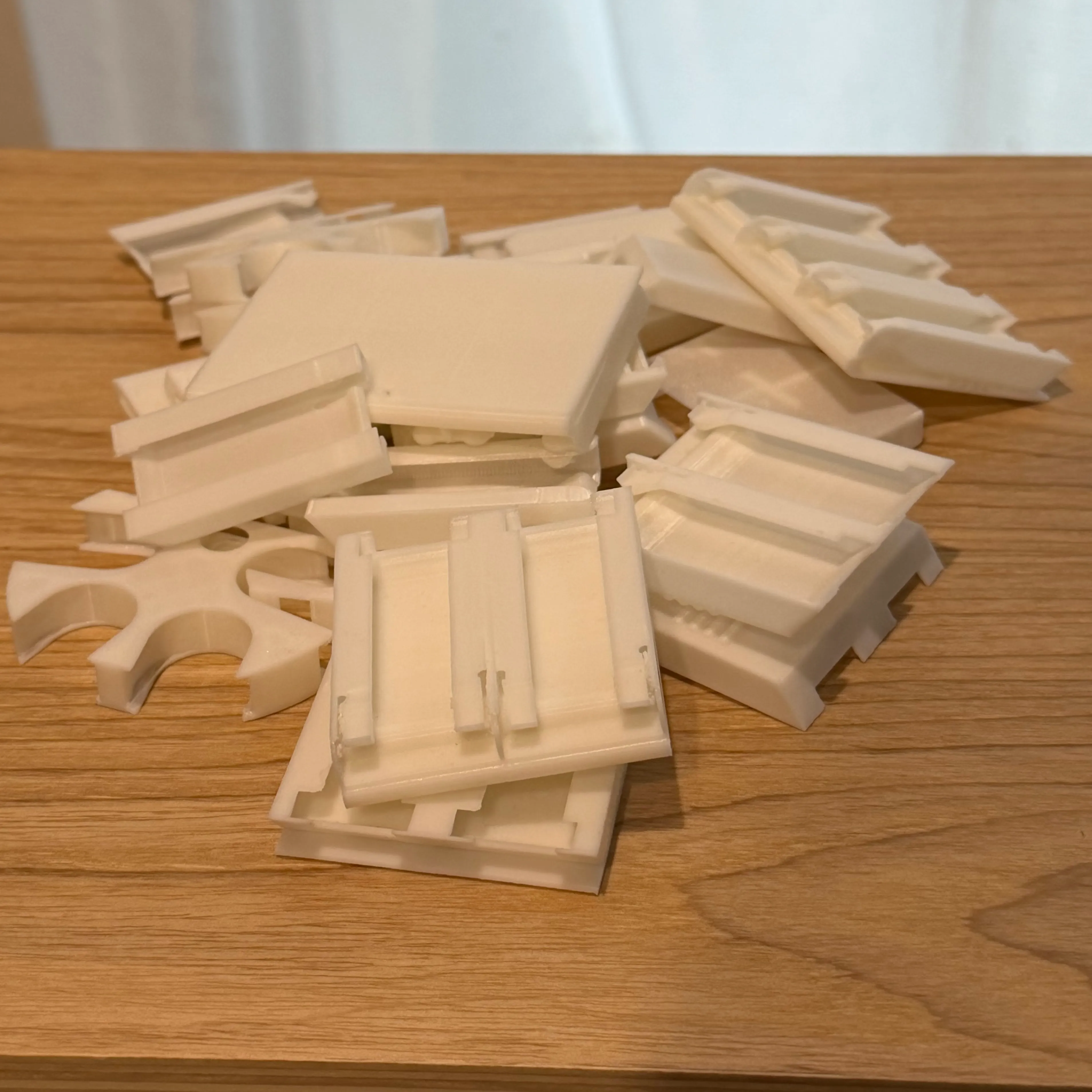 形や構造を変えながら作ったコインレールの試作品の山