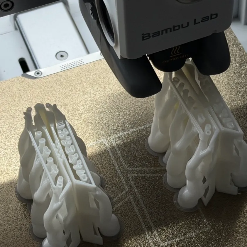 3Dプリンターが、サポート材に囲まれたコインレールを造形している途中の様子